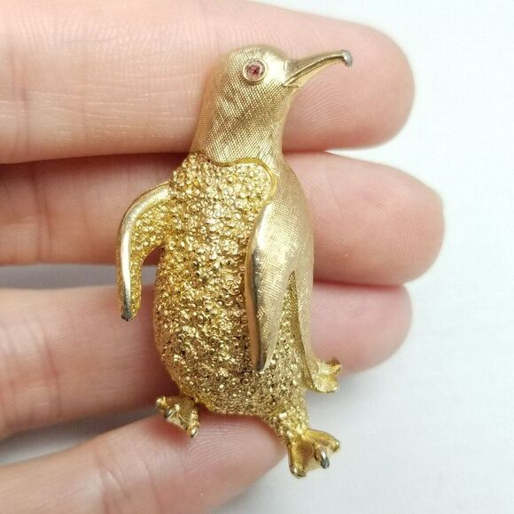 Vintage Crown Trifari Penguin Brooch Lapel Pin, Gold Tone Red Rhinestone Eye - Picture 1 of 7